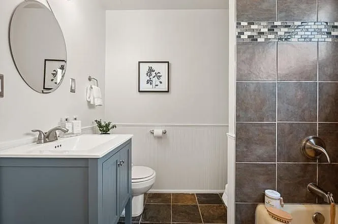 61 Windsor Dr — Photo 1
