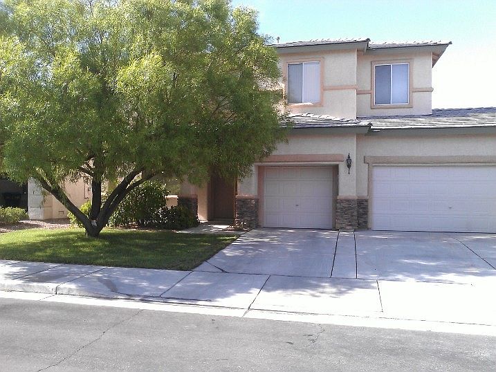 Front, very pretty yard.