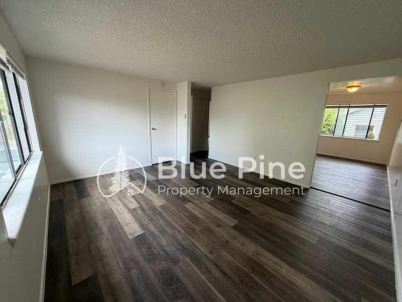 411 Gladstone St — Photo 3