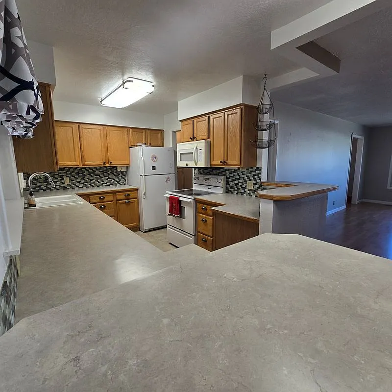 4 bed, 2.0 bath, 2353 sqft, $2,300 — Photo 3