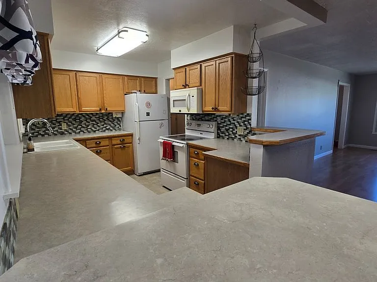 712 SW 4th St — Photo 3