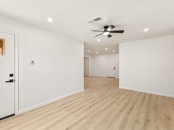 5th image of 420 Dogwood St