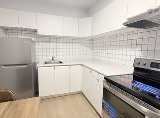 1989 Wyandotte St W #202, Windsor, ON N9B 1J6