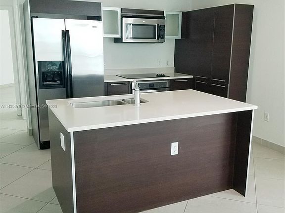 3rd image of 1900 N Bayshore Dr APT 4010