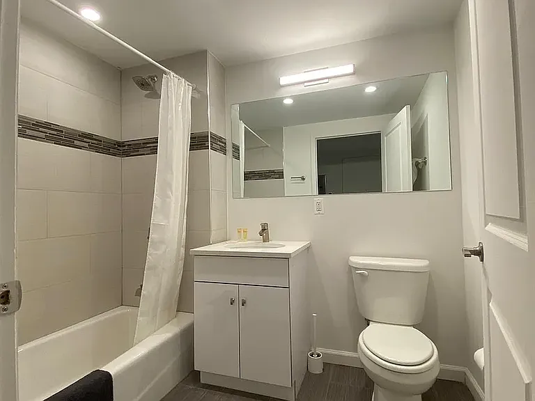 433 W 53rd St #1A — Photo 4