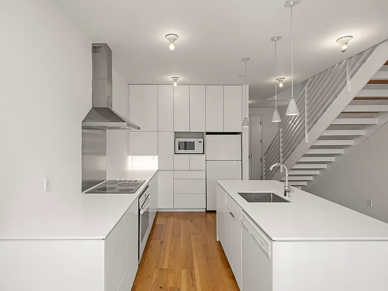644 Selden St #302 — Photo 7