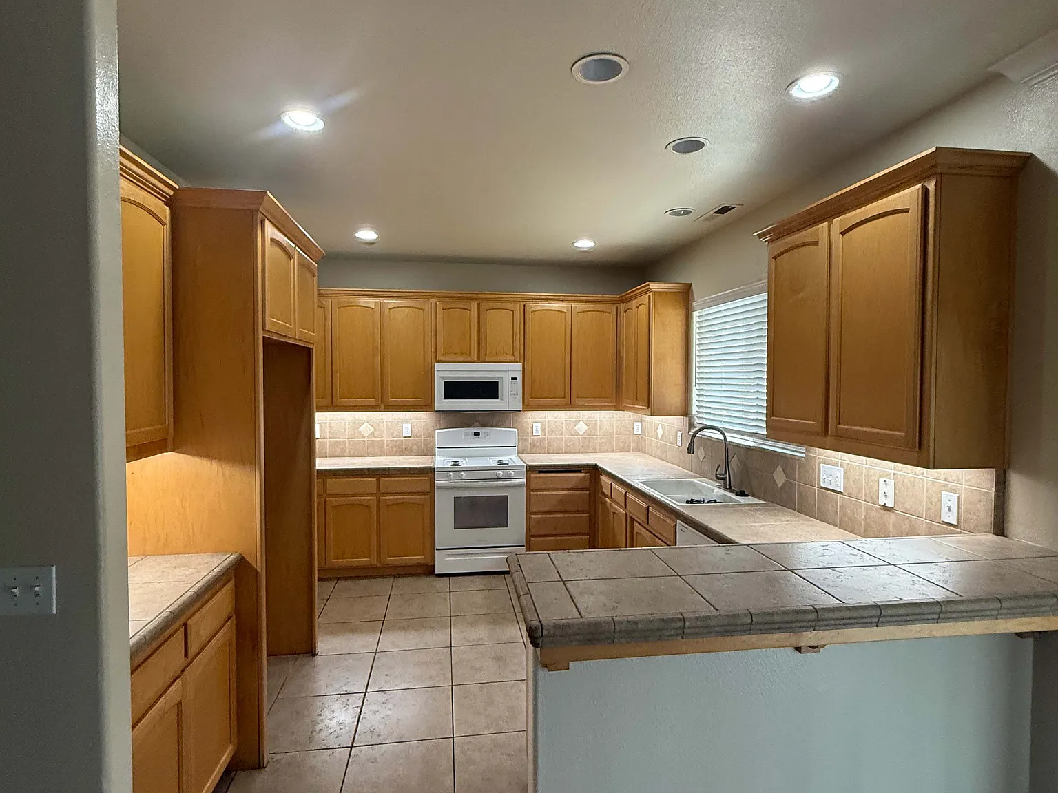 4 bed, 2.5 bath, 1932 sqft, $2,500 — Photo 4
