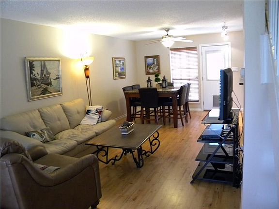 4th image of 628 Saint Charles Ct