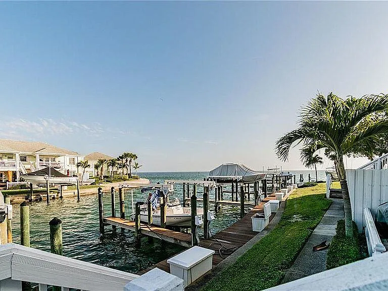2 bed, 825 sqft, $2,200 — Photo 2