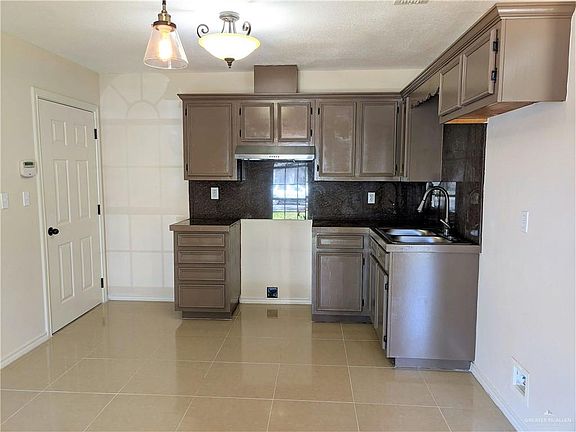 4th image of 2905 Diaz Ave