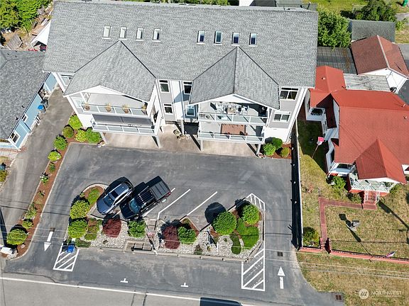 4th image of 219 Tracy Avenue N #302