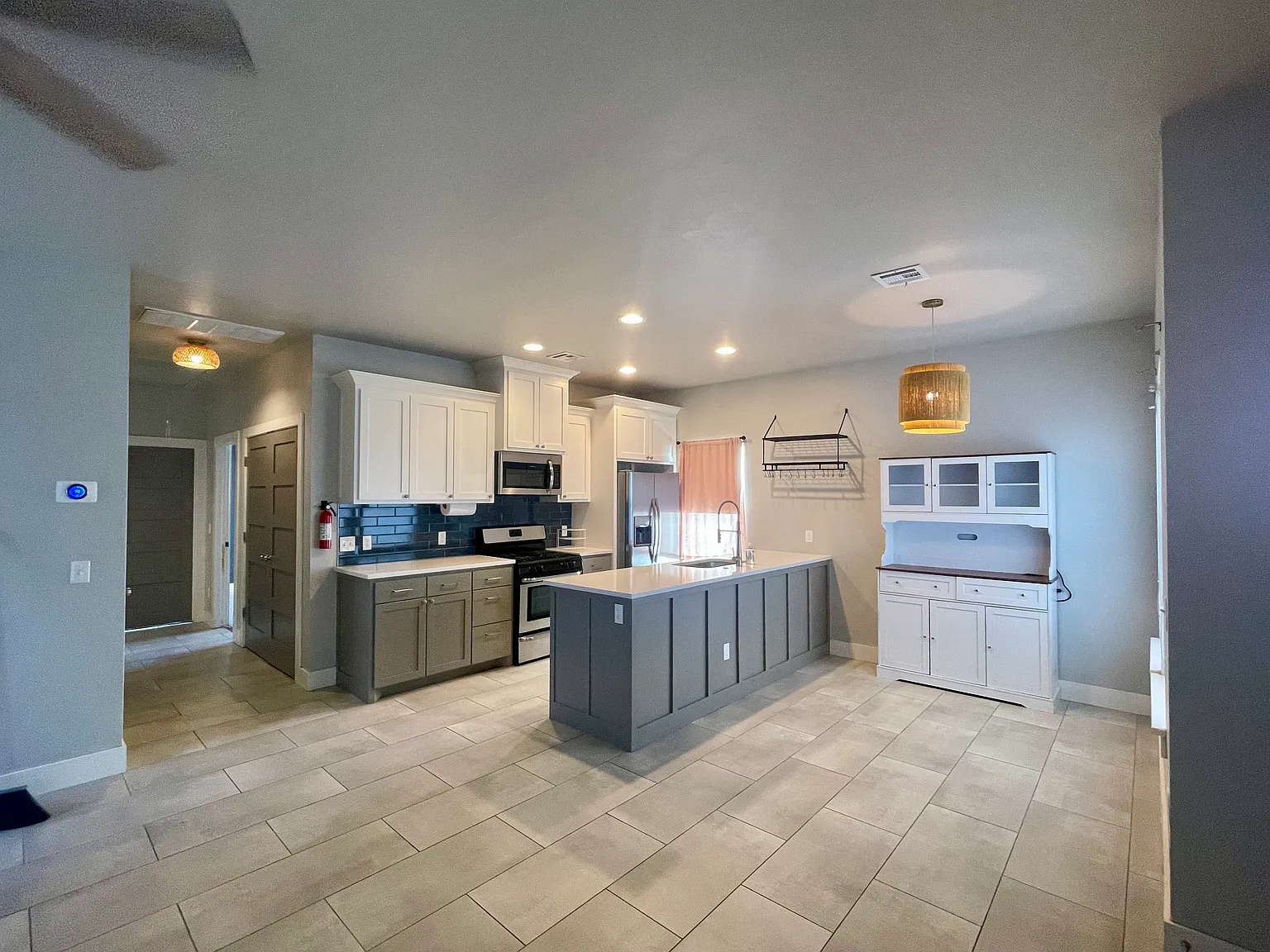 2 bed, 1008 sqft, $2,000 — Photo 2
