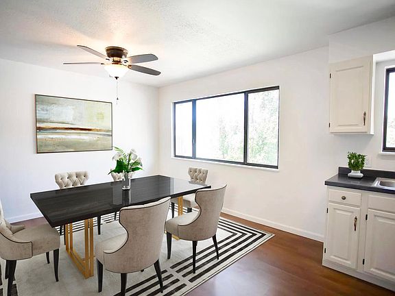 Dining room (staged)