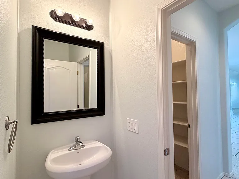 1289 E Iris Dr — Photo 12