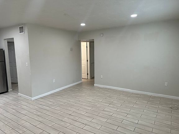 4th image of 2111 E Sunland Vis