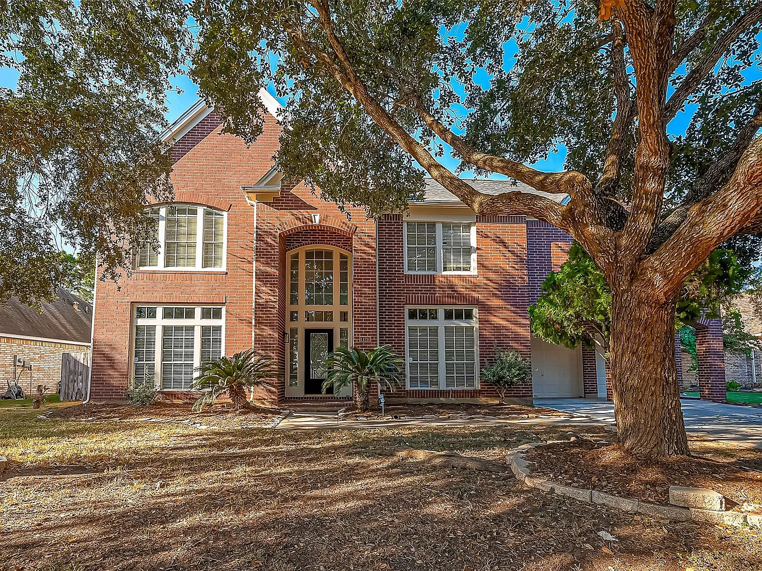 5 bed, 3.5 bath, 4549 sqft, $3,800 — Photo 2