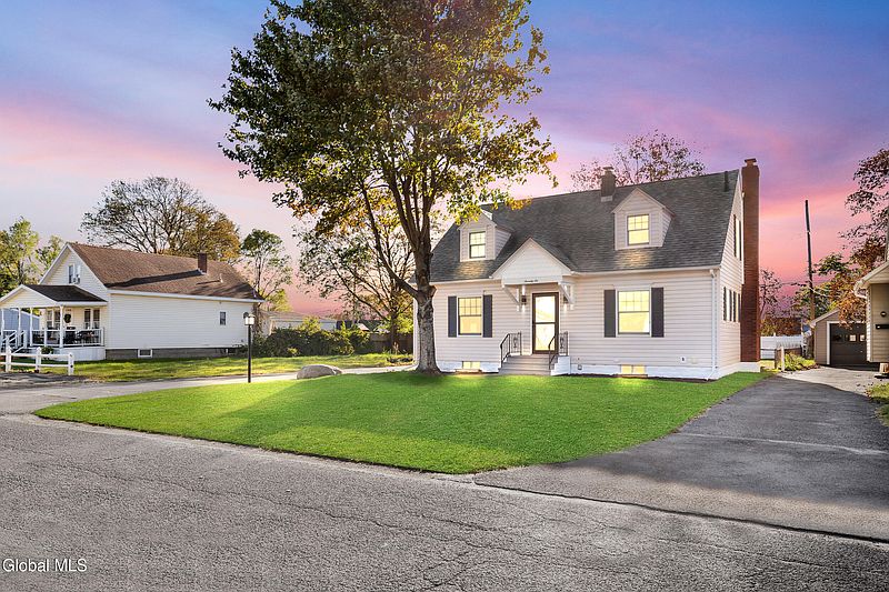 3rd image of 76 Oakdale Avenue