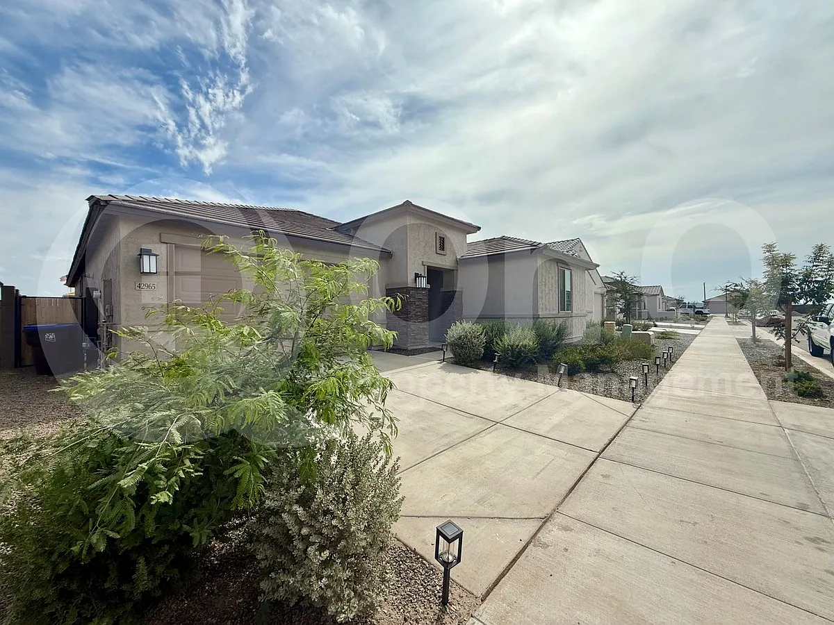 3 bed, 2.5 bath, 2323 sqft, $2,125 — Photo 3