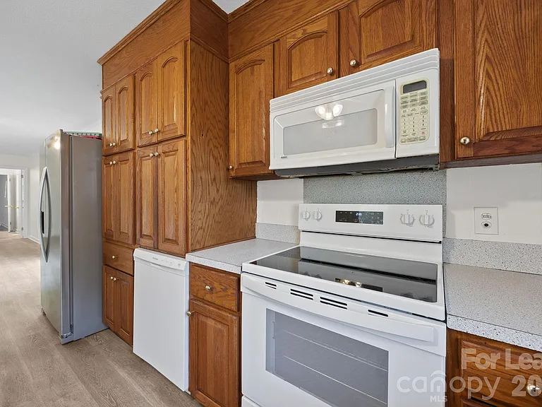 1502 Cloverdale Ln — Photo 6