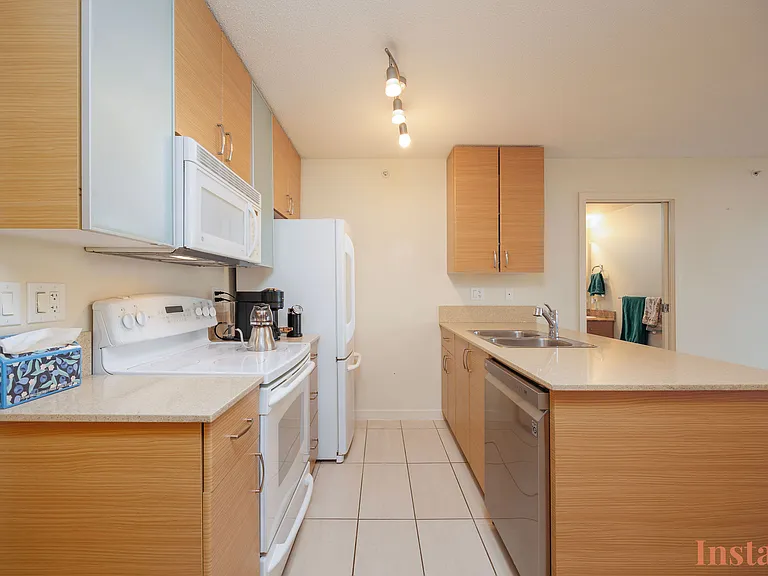 977 Mainland St #603 — Photo 8