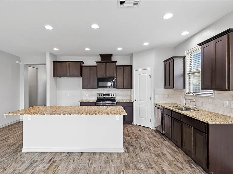3406 Angelina St — Photo 4