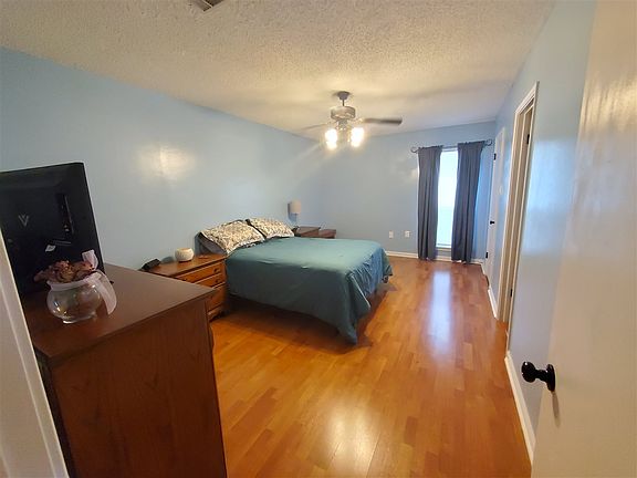 3rd image of 512A Parkside Dr