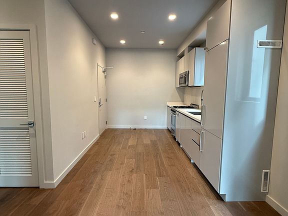 4th image of 824 Hyde St #203