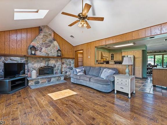 4th image of 8 Meadowbrook Dr