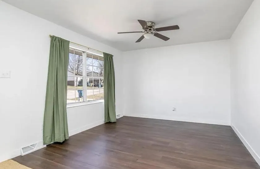 1335 Grandview Dr — Photo 2