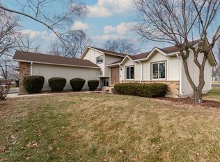 2112 Rolling Ridge Ln, Lindenhurst, IL 60046