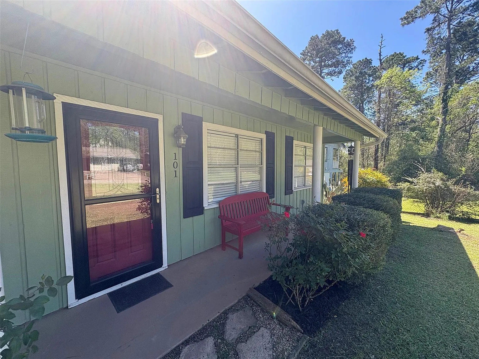 3 bed, 1.0 bath, 1096 sqft, $1,500 — Photo 2
