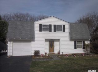 26 Hofstra Dr, Farmingville, NY 11738