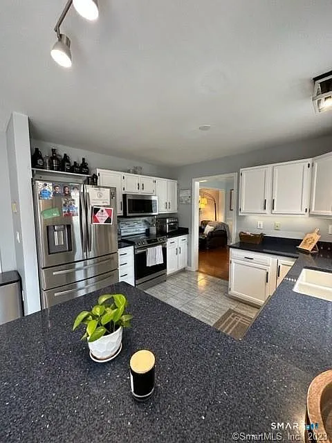 3 bed, 2.5 bath, 1638 sqft, $3,750 — Photo 3