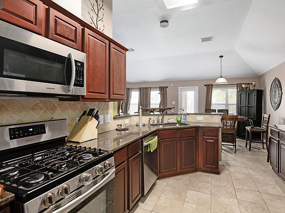 5th image of 302 King William Dr