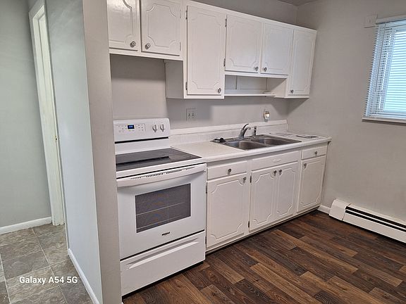 Kitchen with Smooth Top / Self Cleaning Range