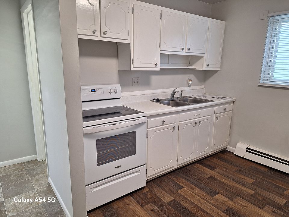 Kitchen with Smooth Top / Self Cleaning Range