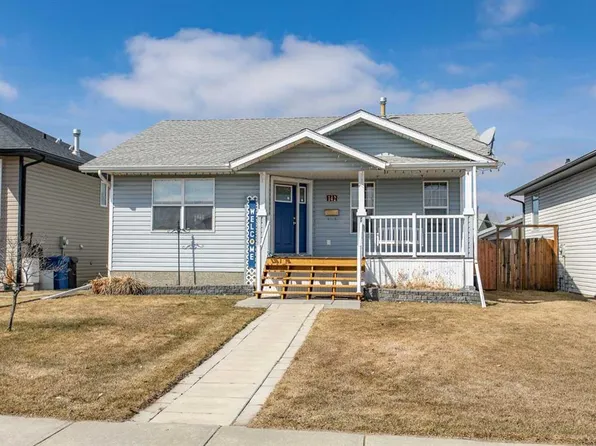 142 SE Robinson Ave, Penhold, AB T0M 1R0
