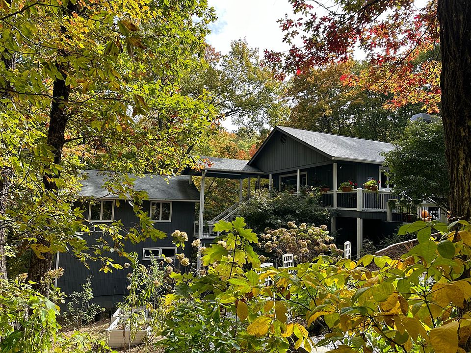 1.5 acres property with 2 homes. The small executive apartment is in the left side smaller building lower level. Stairs are involved and the property is uneven on the side of a mountain.