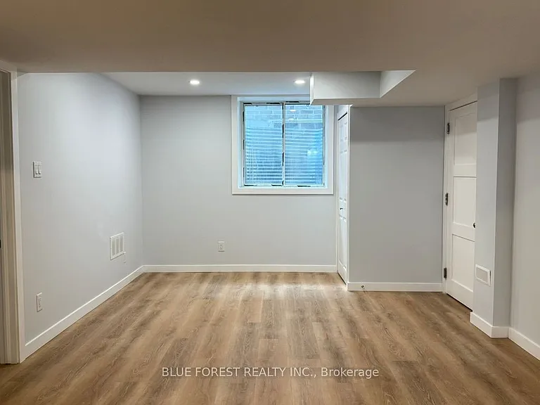 1458 Wright Cres — Photo 22