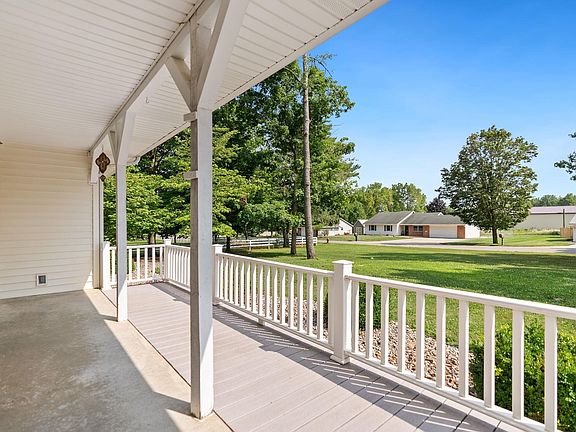 4th image of 820 W Dogwood Dr