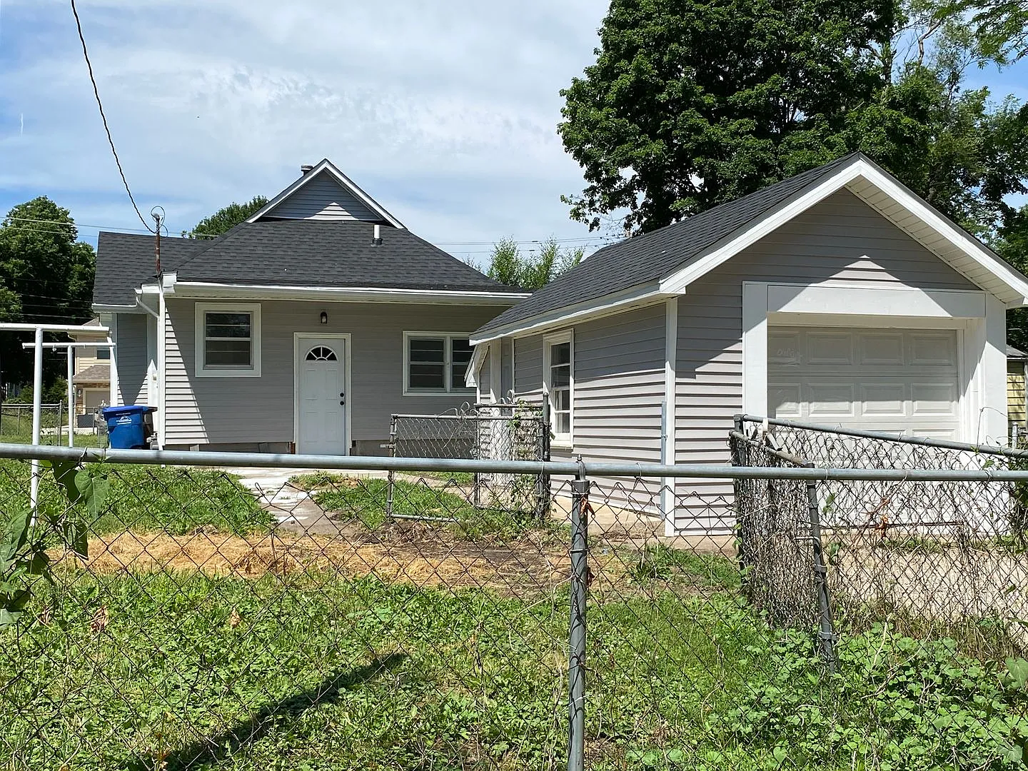 Newly Remodeled 2 Bedroom 1 Bath Home — Photo 2