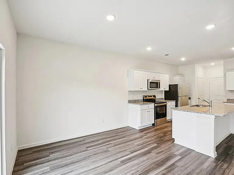 2204 Burnwood St — Photo 5