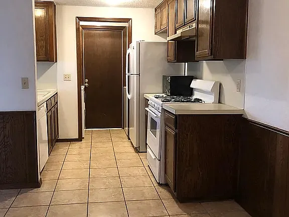 2 bed, 1050 sqft, $1,300 — Photo 3