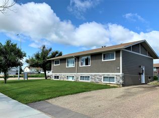 9318 108th Ave, Grande Prairie, AB T8V 1M7
