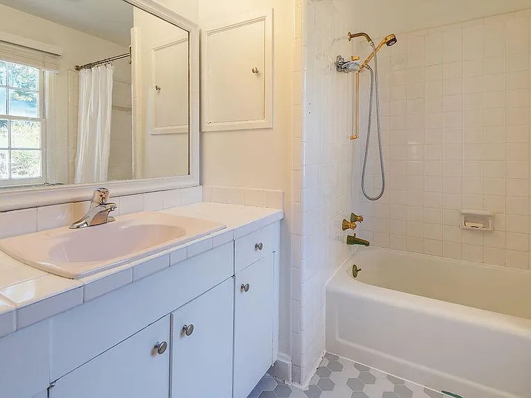 22 Greenleaf Cir — Photo 12