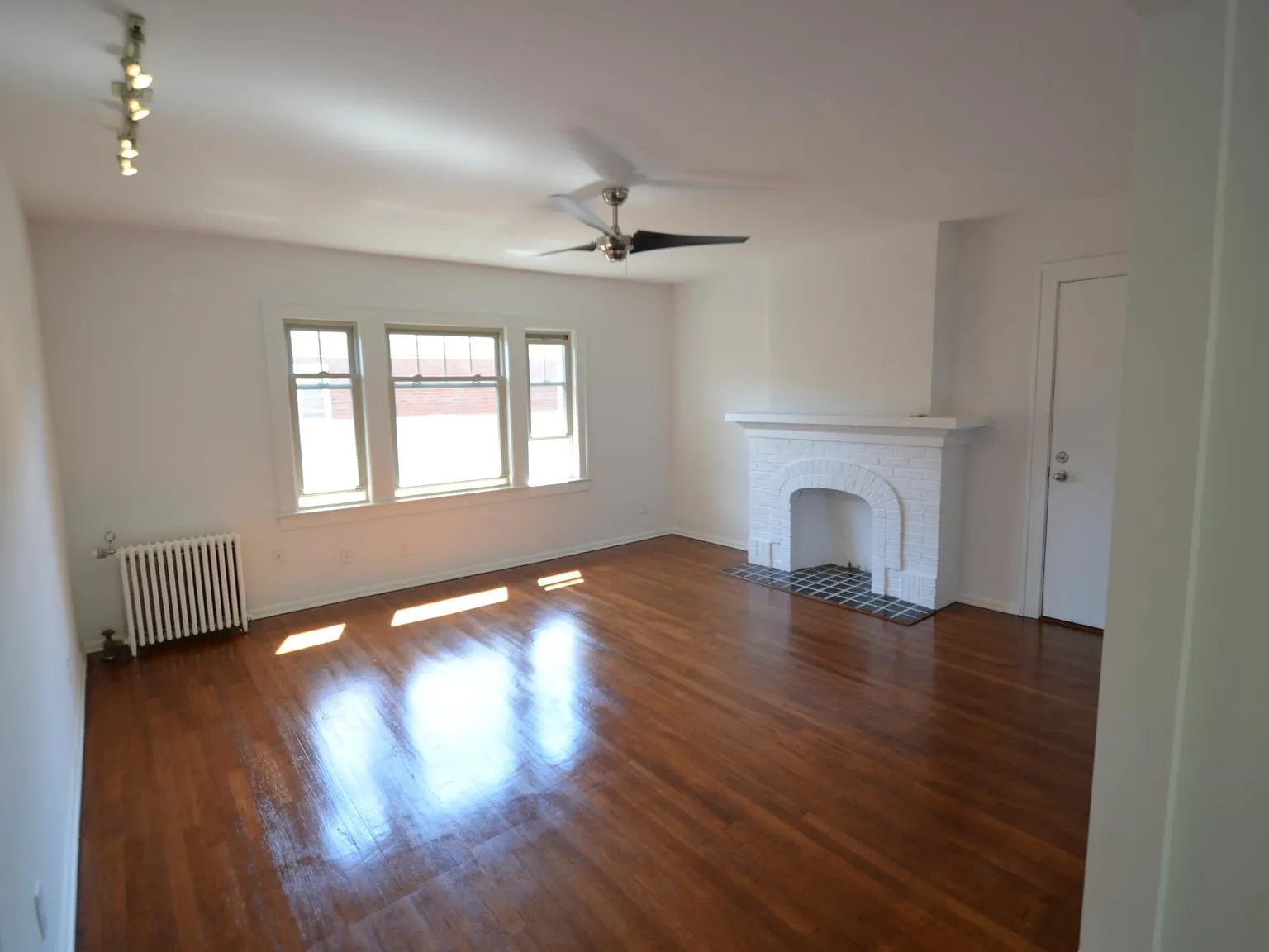 Larchmont Red Door Living — Photo 4