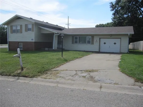 3306 Jennifer Ln, Country Club, MO 64505