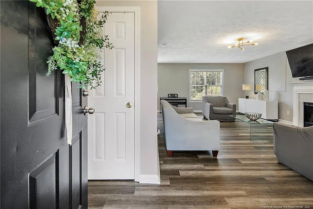 4 bed, 2.5 bath, 2220 sqft, $2,150 — Photo 3