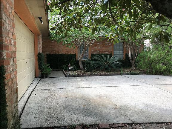 Wide driveway with plenty of parking, perfect for playing basketball!