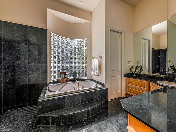 5th image of 27271 Lakeway Ct